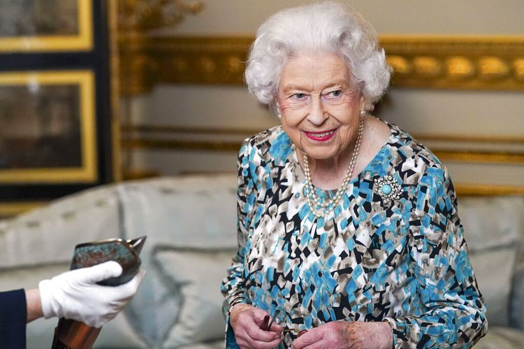Ratu Inggris Elizabeth II saat dia ditunjukkan the Birmingham 2022 Commonwealth Games Baton yang akan membawa pesan darinya selama estafet yang dimulai di Istana Buckingham sebelum 7.500 pembawa  tongkat membawanya dalam perjalanan 90.000 mil ke semua 72 negara dan wilayah Persemakmuran selama 294 hari, di Windsor, Inggris, Senin, 4 Oktober 2021.