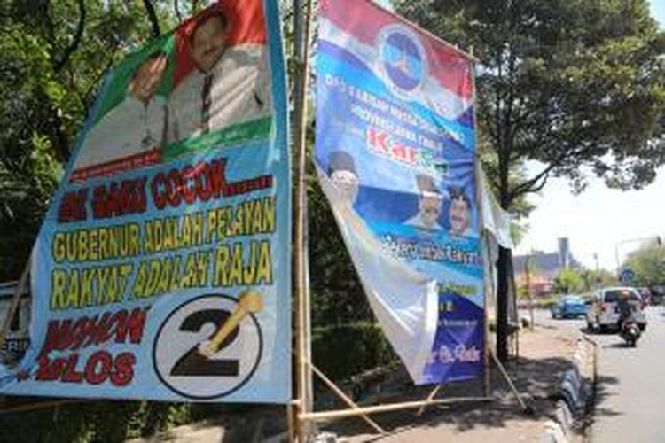 Atribut kampanye peserta Pemilihan Gubernur Jawa Timur di taman kota di Surabaya, Rabu (15/8/2013).