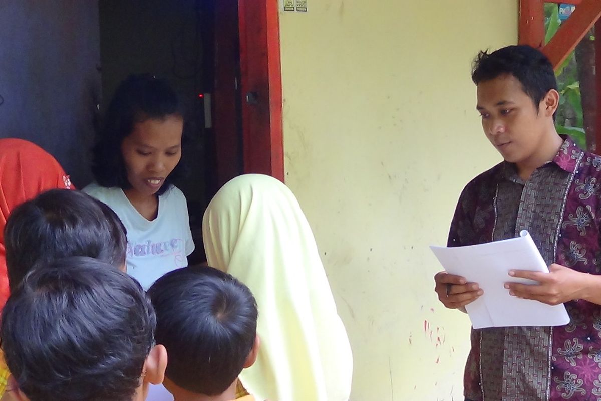 Siswa Kelas IV SDN 1 Purwojati, Jawa Tengah, didampingi guru mereka, Arifin Nur Hayadi, belajar IPS dengan mengidentifikasi permasalahan kemiskinan yang ada di lingkungan sekitar.