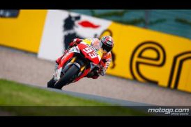 Pebalap Honda asal Spanyol, Marc Marquez memacu motornya pada sesi kualifikasi kedua GP Jerman di Sirkuit Sachsenring, Sabtu (13/7/2013).