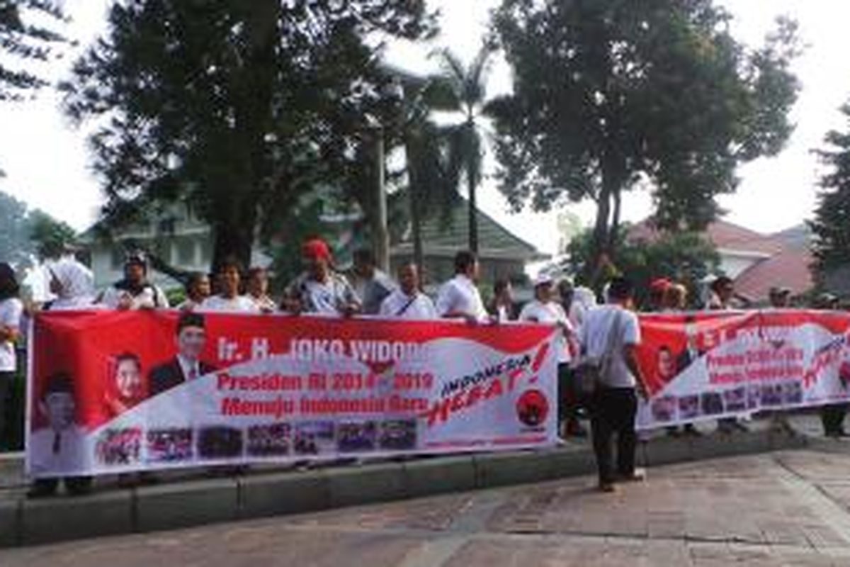 Puluhan massa aksi pendukung Gubernur DKI Jakarta Joko Widodo melakukan aksi unjuk rasa memberikan dukungan terhadap pencapresan Jokowi. Minggu (16/3/2014).