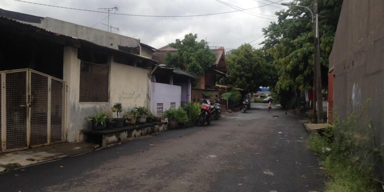 Kondisi salah satu sudut di Kompleks Permata atau yang juga dikenal dengan nama Kampung Ambon, Cengkareng, Jakarta Barat, Senin (25/1/2016) petang. 






