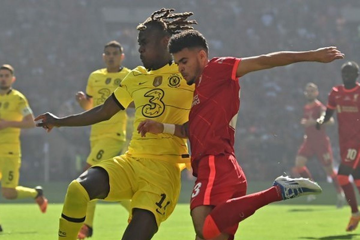 Winger Liverpool Luis Diaz berduel dengan bek Chelsea Trevoh Chalobah pada final Piala FA 2021-2022 di Stadion Wembley, London, Inggris, Sabtu (24/5/2022) malam WIB.