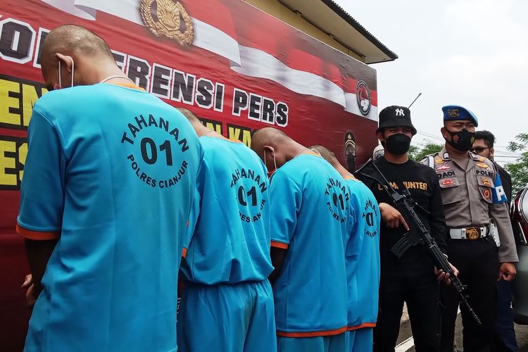 Empat pelaku kasus dugaan pembunuhan berencana dirilis Polres Cianjur, Jawa Barat, di halaman mapolres, Kamis (20/10/2022).