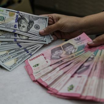 Karyawan menunjukkan uang pecahan rupiah dan dolar Amerika Serikat (AS) di gerai penukaran mata uang asing Ayu Masagung, Kwitang, Jakarta, Kamis (23/4/2026). Nilai tukar rupiah pada penutupan perdagangan Kamis (23/4/2026) melemah 106 poin atau 0,62 persen menjadi Rp17.287 per dolar AS dari sebelumnya Rp17.181 per dolar AS, dipengaruhi oleh kenaikan harga minyak dunia akibat perang AS dan Iran. 