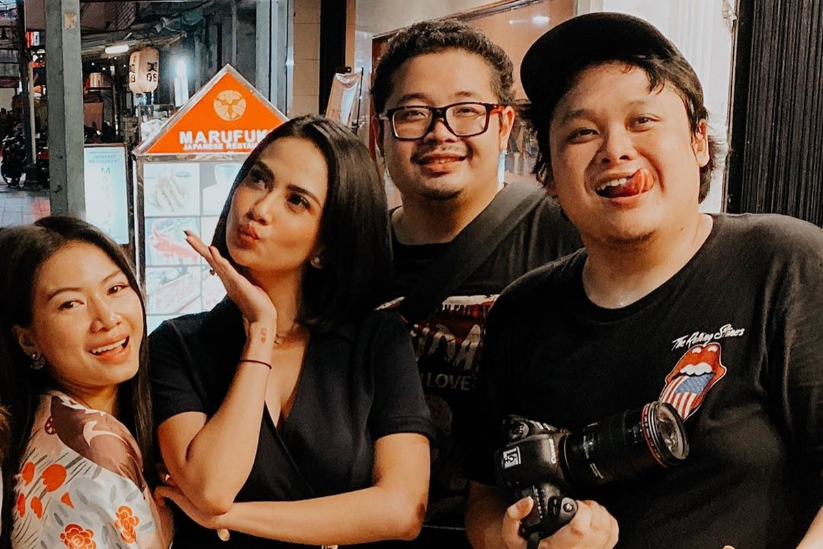 Vanessa Angel foto bersama artis cilik Cecep Reza.