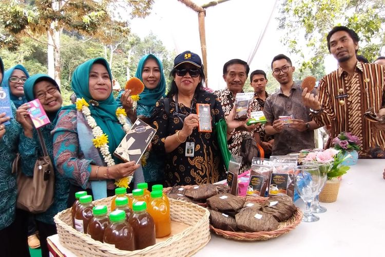 Bupati Madiun, Ahmad Dawami yang biasa disapa Kaji Mbing menunjukkan salah satu olahan makanan khas Desa Mendak yang dijual di lokasi wisata alam Watu Rumpuk di Desa Mendak, Kecamatan Dagangan, Kabupaten Madiun, Selasa (18/6/2019).