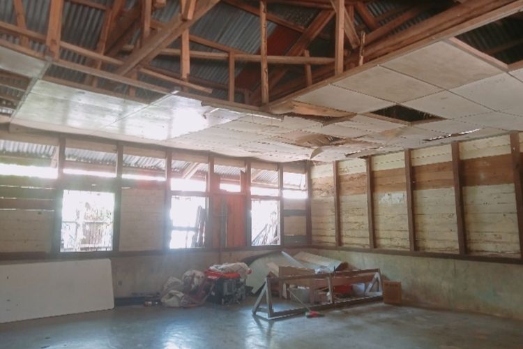 Kondisi gedung darurat milik paroki yang selama ini dijadikan tempat aktivitas belajar mengajar siswa SMA Negeri Ndondo, Kabupaten Ende