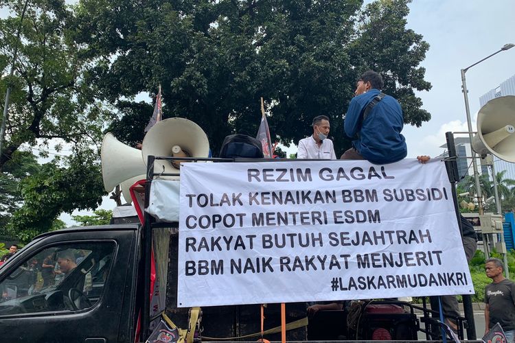 Massa ojek online menggelar aksi unjuk rasa menolak kenaikan harga BBM di kawasan Patung Kuda, Jakarta Pusat, Jumat (9/9/2022).