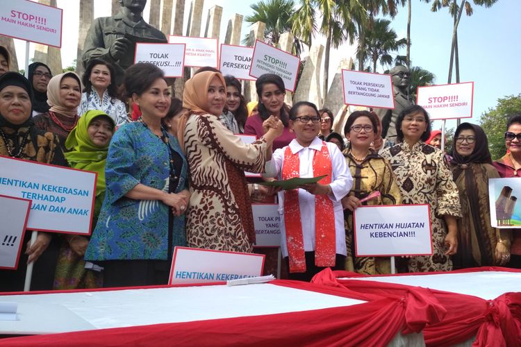 Menteri Perlindungan Perempuan dan Anak Yohana Yambise, Ibu Kapolri Tri Suswati dan puluhan aktivis perempuan saat kampanye perlindungan perempuan dan anak, di Tugu Proklamasi, Jakarta, Jumat (9/6/2017).