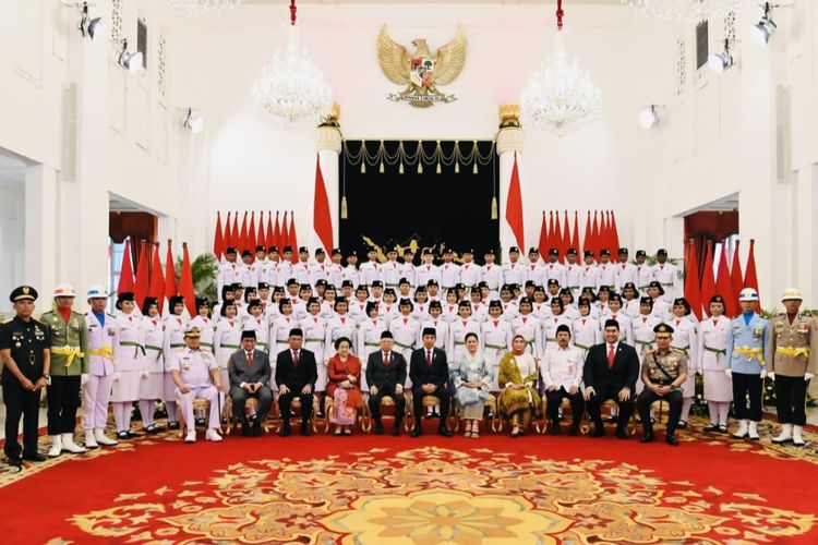 Presiden Joko Widodo, Wakil Presiden Ma'ruf Amin beserta para menteri dan pejabat terkait berfoto bersama 76 orang anggota pasukan pengibar bendera pusaka (paskibraka) yang baru dikukuhkan di Istana Negara, Jakarta, Selasa (15/8/2023)