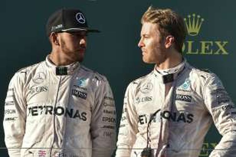Pebalap Mercedes, Nico Rosberg (Jerman) dan Lewis Hamilton, berbicara saat berada di podium Sirkuit Melbourne Grand Prix, Albert Park, setelah menyelesaikan balapan GP Australia, Minggu (20/3/2016).