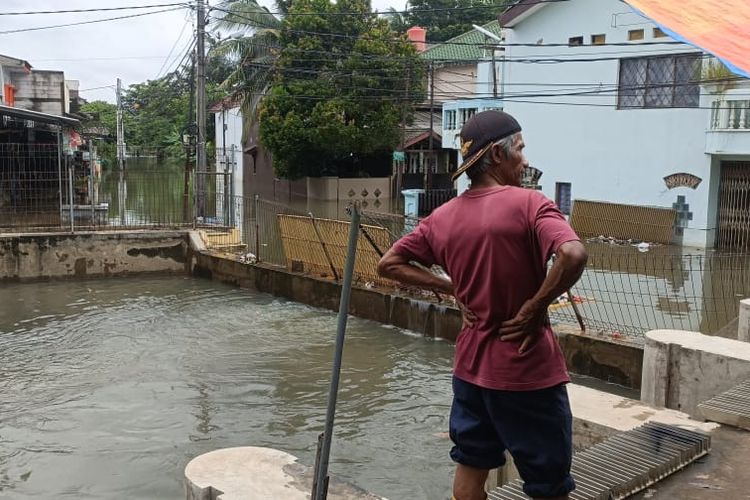 Petugas pintu air saat memantau banjir di Perumahan Dosen IKIP Jalan Caman Raya, Kelurahan Jatikramat, Jatiasih, Kota Bekasi, Senin (27/2/2023). Diketahui, petugas berwenang sudah ada di lokasi untuk menyedot banjir.