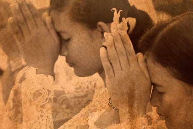 Perempuan-perempuan Bali sedang khidmat melaksanakan upacara Melasti di pantai Sanur, Minggu (6/3/2016).