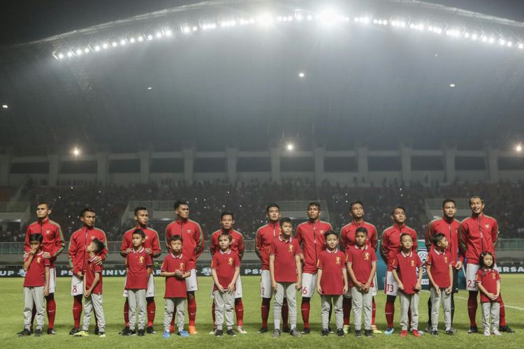 Skuat timnas Indonesia versus Bahrain pada laga Anniversary Cup 2018 di Stadion Pakansari, Jumat (27/4/2018).