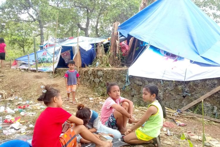 Kondisi pengungsi korban gempa Ambon yang mengungsi di kawasan Lembah Argo, Desa Passo, Kecamatan Baguala Ambon, Minggu (29/9/2019)