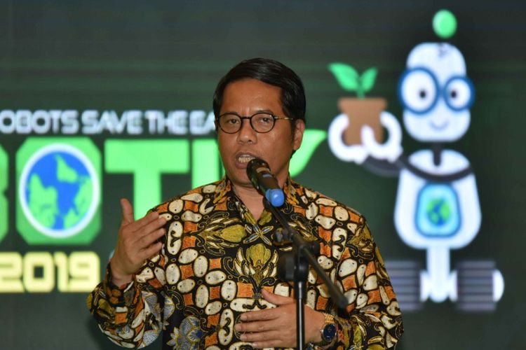 Kamaruddin Amin saat menjabat Dirjen Pendidikan Islam Kemenag menutup Kompetisi Robotik Madrasah di Surabaya (16-17/11/2019). Kompetisi Robotik Madrasah 2019 mengangkat tema Robots Save the Earth: Green Energy and Environmental Issues dan diikuti madrasah dari jenjang mulai dari MI, MTs, hingga MA baik swasta dan negeri dari seluruh Indonesia.