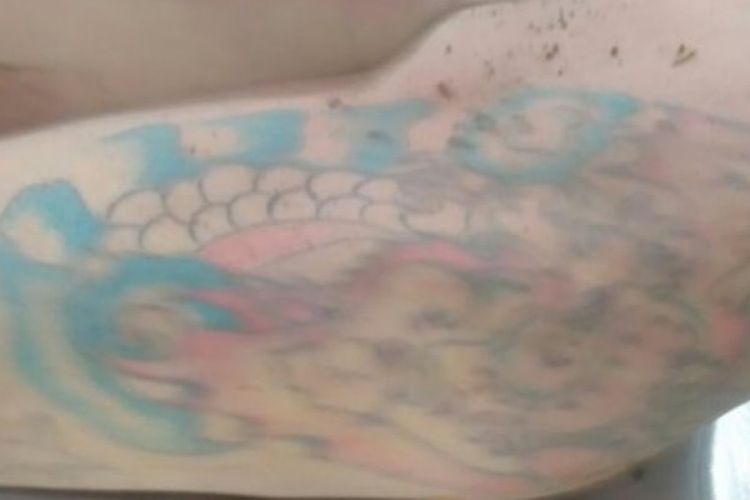 Tato di lengan kiri korban bergambar naga dan di bawahnya ada tulisan nama Aditya dan gambar bintang segi lima.