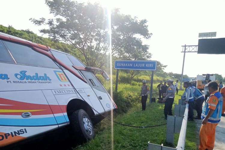 Kondisi bus PO Rosalia Indah yang kecelakaan di Tol Batang, Kamis (11/4/2024)