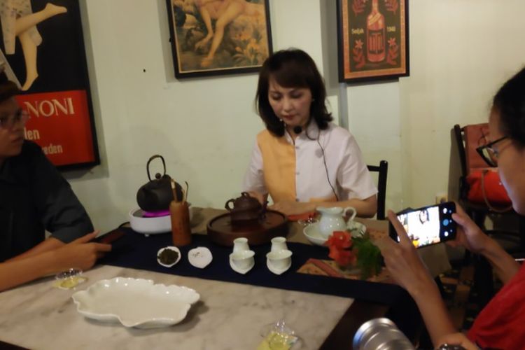 Teh Master Suwarni mempraktikkan tradisi membuat teh Kungfu Cha.