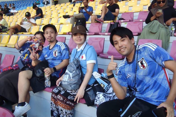 Suporter Jepang, Ken, datang langsung ke Stadion Manahan, Solo, untuk mendukung timnas U17 Jepang. Jepang menghadapi Spanyol pada laga babak 16 besar Piala Dunia U17 2023, Senin (20/11/2023).