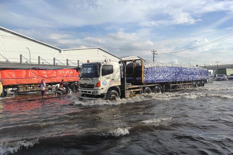 Banjir Rob Genangi Sayung, Pantura Semarang-Demak Bak Lautan Sore Ini
