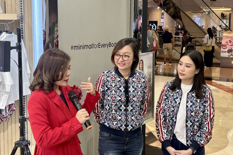 (Kiri ke kanan) Motivator sekaligus founder dari MRRY Merry Riana, Wakil Menteri Ekonomi Kreatif (Wamen Ekraf) Irene Umar, dan Angela Tanoesoedibjo dalam Peluncuran MRRY di Pondok Indah Mall 2, Jakarta Selatan, Sabtu (25/10/2025).