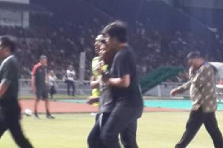 Seorang penonton masuk ke lapangan saat latihan Juventus di Stadion Utama Gelora Bung Karno, Senayan, Jakarta, Selasa (5/8/2014).