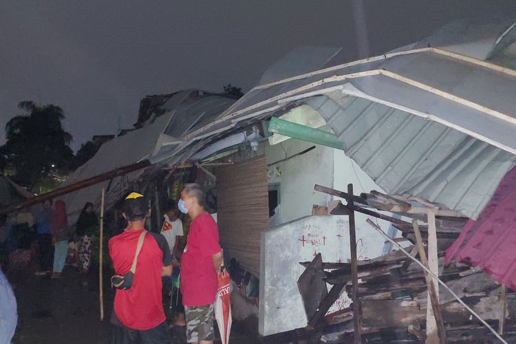 Hujan disertai angin kencang bak puting beliung menyebabkan 16 rumah kontrakan roboh di Jalan Jelambar Baru I, Jelambar, Grogol Petamburan, Jakarta Barat, pada Sabtu (26/11/2022) sore. 