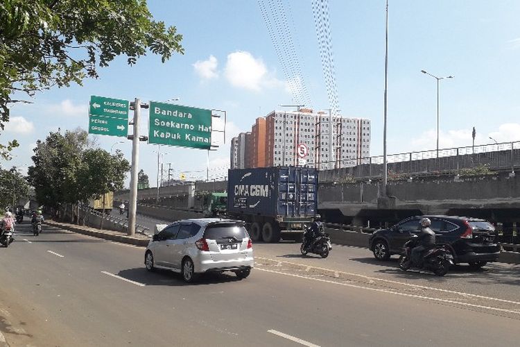 Flyover Cengkareng Jakarta Barat sudah selesai diperbaiki pada bagian landasan dan sudah bisa dilalui kendaraan sejak Kamis (10/2/2019) pukul 23.00 WIB. 