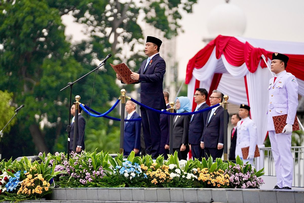 Direktur Utama Pertamina Simon Aloysius Mantiri memimpin upacara peringatan Hari Sumpah Pemuda ke-97 di Kantor Pusat Pertamina, Jakarta Pusat, Selasa (28/10/2025).