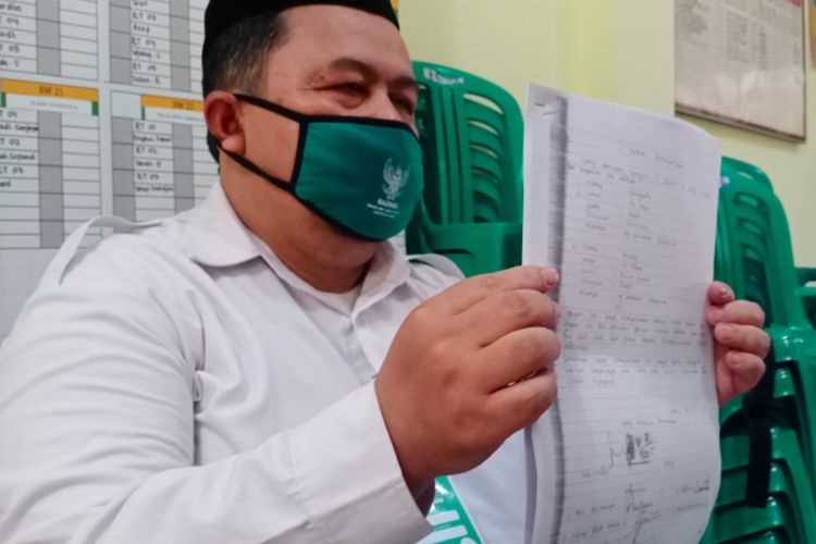 Sekretaris MUI Kecamatan Garut Kota menunjukkan surat pernyataan yang dibuat pengikut NII untuk kembali ke NKRI, Kamis (7/10/2021).