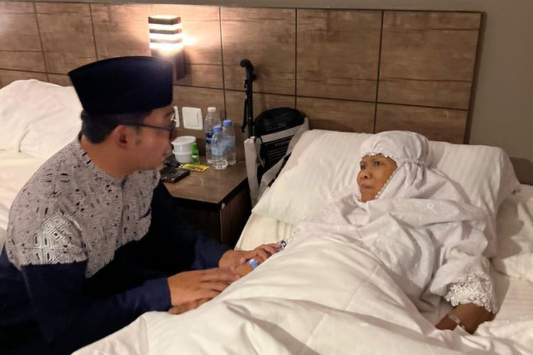 Gubernur Jawa Barat Ridwan Kamil saat menjenguk salah seorang jemaah haji asal Jabar yang terkena penyakit stroke di Mekah.