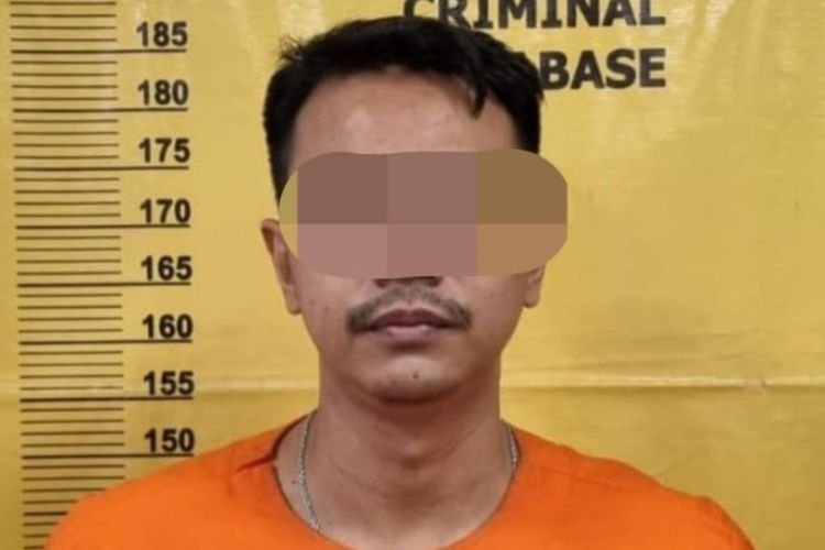 RSS (32), seorang napi Rutan Pekanbaru saat diamankan di Polda Riau atas kasus penipuan, Senin (26/2/2024).