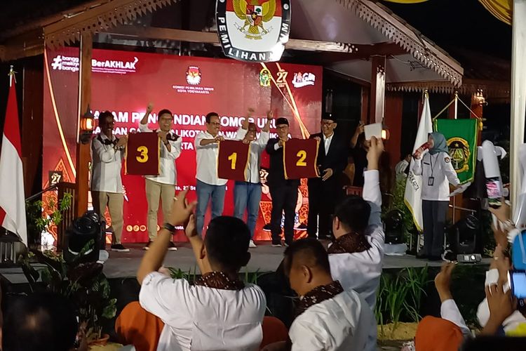 Tiga paslon Wali Kota Yogyakarta saat ambil nomor urut di KPU Kota Yogyakarta, Pasangan Hasto dan wawan mendapatkan nomor urut 2, Senin (23/9/2024) malam.