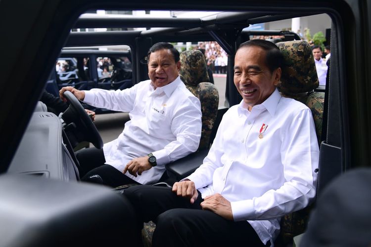 Presiden Joko Widodo dan Menteri Pertahanan Prabowo Subianto menjajal mobil kendaraan taktis buatan dalam negeri yang diberi nama 'Maung' oleh Jokowi seusai pembukaan Rapat Pimpinan Kementerian Pertahanan (Kemenhan) di kantor Kemenhan, Jakarta, Rabu (18/1/2023).