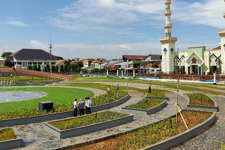 Anggota Komisi III DPRD Kota Tegal melakukan inspeksi mendadak  Alun-alun Kota Tegal usai direvitalisasi, Rabu 6 Januari 2021