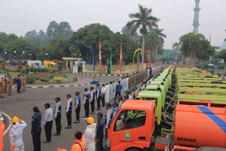 Truk tangki sebanyak 40 unit milik Pemkot Tangerang bersiap menyemprot cairan disinfektan di area publik 13 kecamatan di Kota Tangerang, Selasa (11/8/2020)