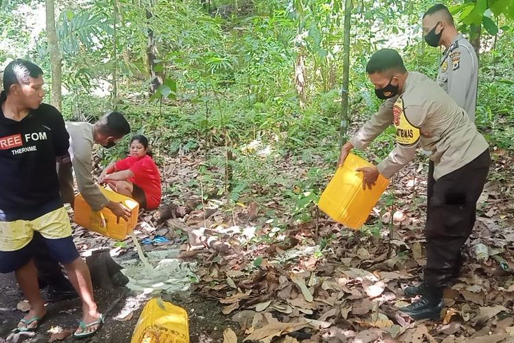 Aparat Polsek Leihitu, Polresta Pulau Ambon memusnahkan ratusan liter minuman keras jenis sageru saat menggelar razia di Dusun Kalauli, Desa Kaitetu, Kecamatan Leihitu, Kabupaten Maluku Tengah, Senin siang (18/4/2022)