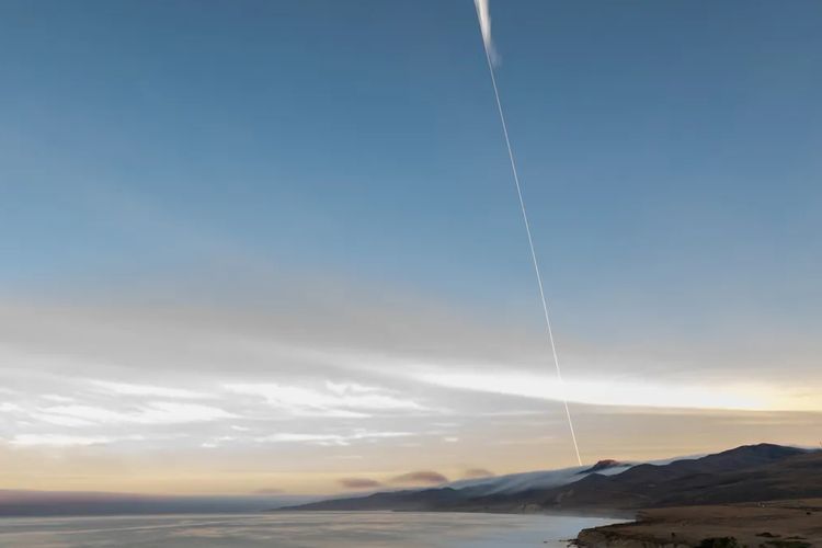 Roket SpaceX Falcon 9 meluncurkan 28 satelit Starlink ke orbit dari Pangkalan Angkatan Udara Vandenberg di California pada 25 Oktober 2025. 