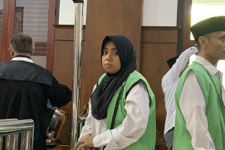 Sewa Ekskavator, Wanita di Surabaya Tiba-tiba Robohkan Rumah Dinas Bea Cukai