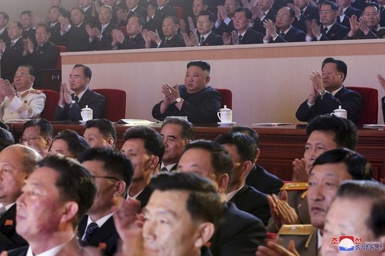Dalam foto yang diunggah kantor berita Korea Utara KCNA, nampak Kim Jong Un (tengah) menyaksikan penampilan dalam konser tahunan memeriahkan Tahun Baru Imlek pada 11 Februari 2021.