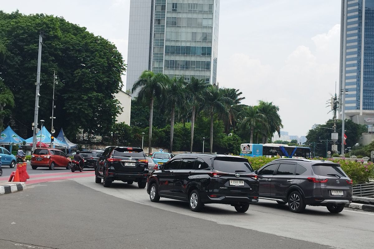 Arus lalu lintas menuju Jalan Imam Bonjol dan Sudirman ramai, Senin (8/1/2024).