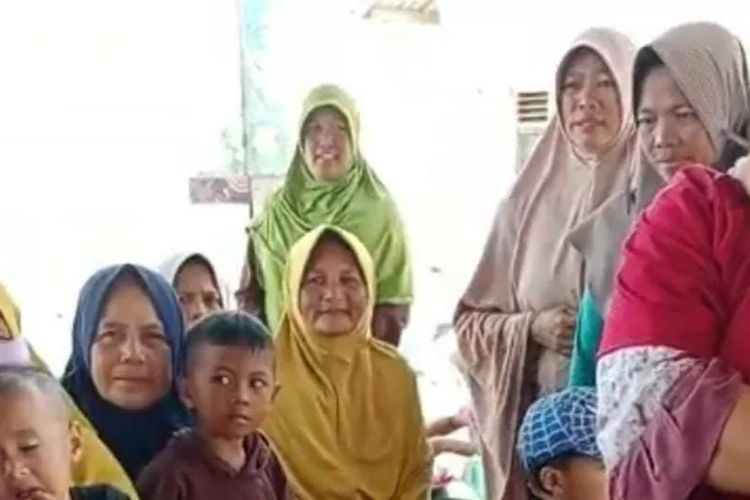 Para istri nelayan di Desa Labuhan Mapin saat melakukan video call dengan Dinas KKP NTB. Suami mereka ditahan di Kupang karena menangkap lobster di wilayah perairan NTT menggunakan kompresor.