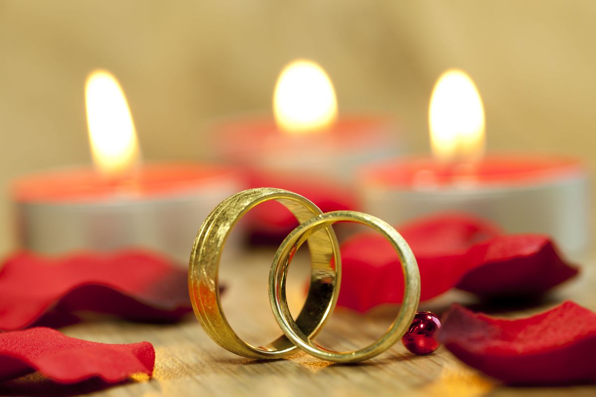 Ilustrasi cincin tunangan dari emas kuning.