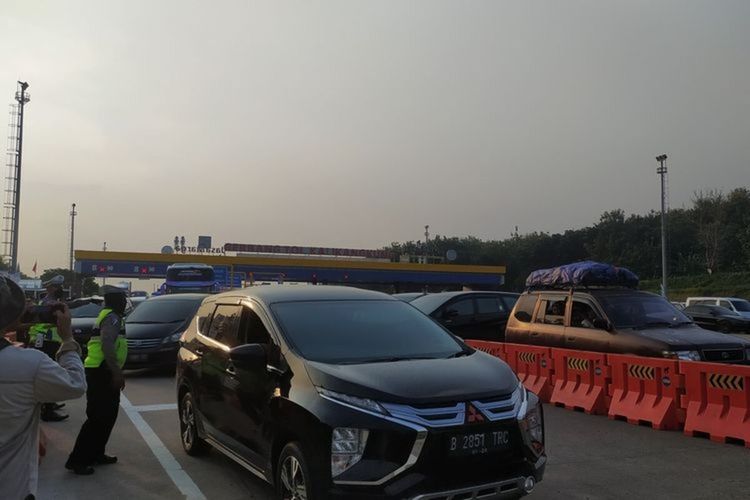 Arus kendaraan memasuki Gerbang Tol Kalikangkung Semarang, Jawa Tengah.
