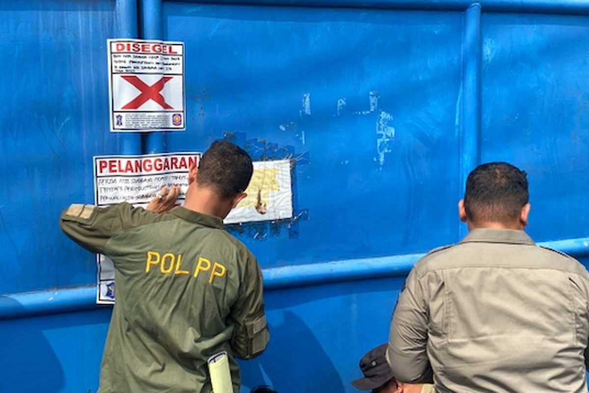 Pemkot Surabaya saat menyegel gudang Sentoso Seal, Kamis (8/5/2025).