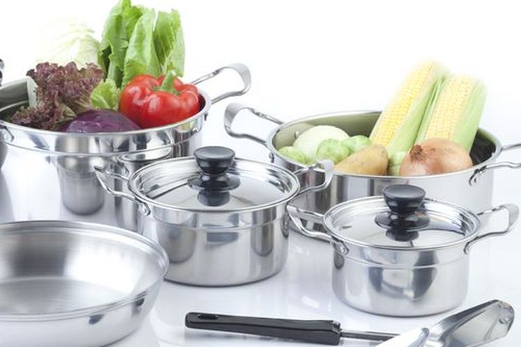 Ilustrasi wajan dan panci stainless steel.