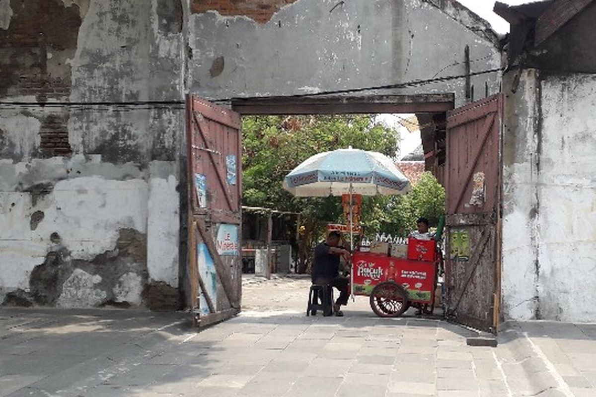Bangunan tua milik perorangan menjadi lapak parkir pedagang kaki lima (PKL) di Jalan Lada, Tamansari, Jakarta Barat. 