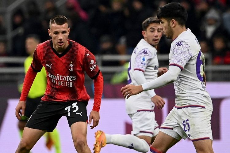 Aksi Francesco Camarda (73) dalam laga pekan ke-13 Liga Italia 2023-2024 antara Milan vs Fiorentina di Stadion San Siro, 25 November 2023. (Photo by Isabella BONOTTO / AFP)